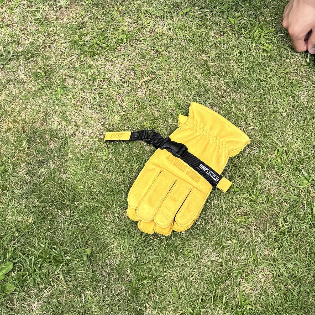 【GSUE-170】 GLOVE HOLDER SHORT